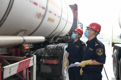 合肥海關(guān)強(qiáng)化進(jìn)出口危險化學(xué)品風(fēng)險監(jiān)管 筑牢安全防線